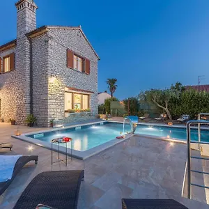 Villa Greenhouse Unna With Heated Pool, Medulin